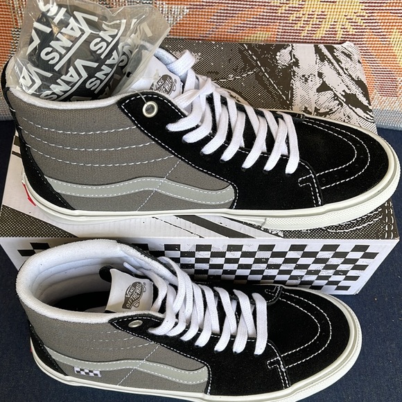 Vans WMNS Skate Sk8-Hi
Reflective Black/Grey
VN0ASFCCN42
Sneakers - Picture 4 of 16